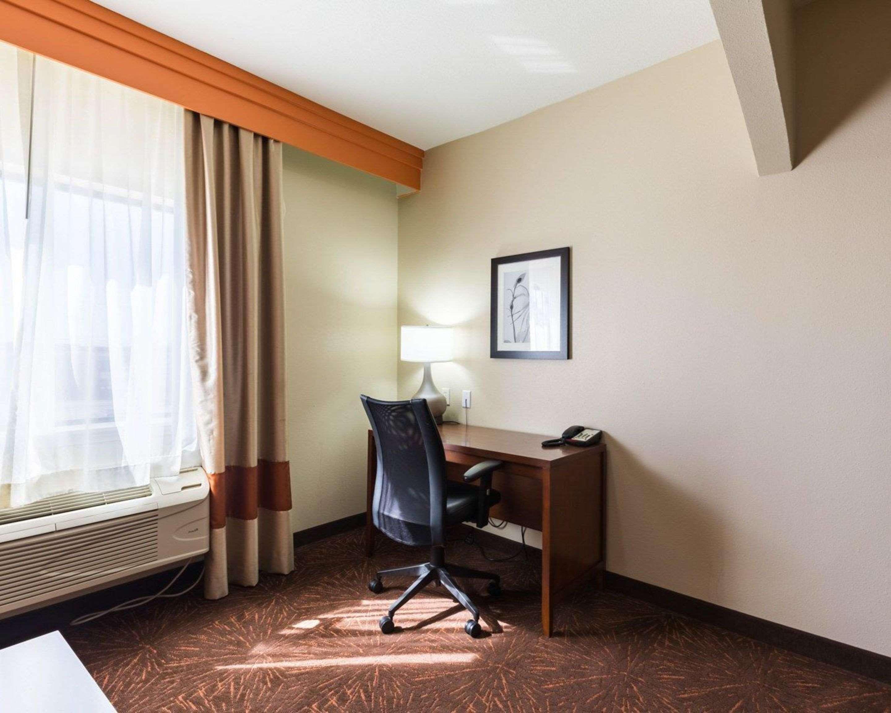 Econo Lodge Inn & Suites East Houston I-10 Экстерьер фото
