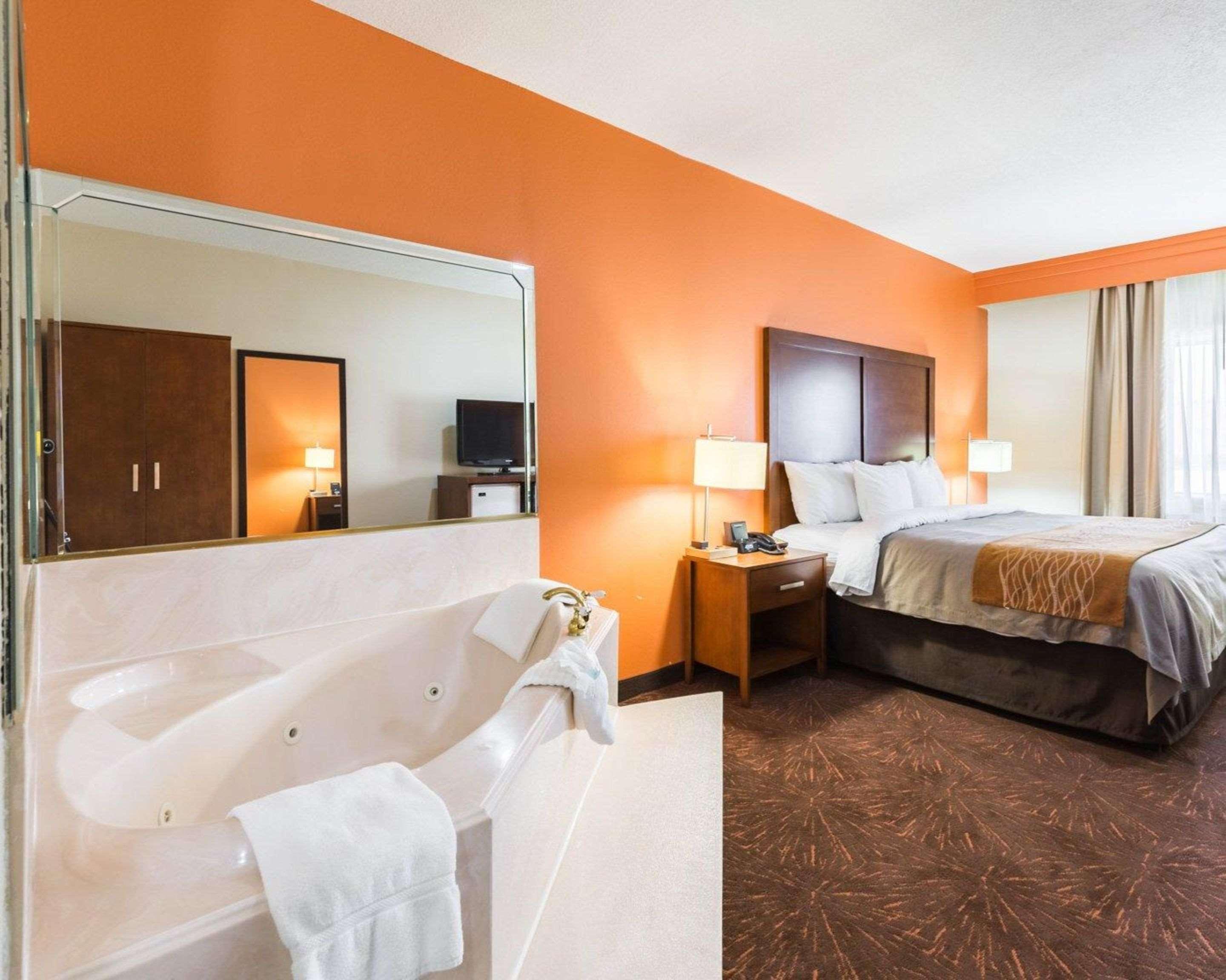 Econo Lodge Inn & Suites East Houston I-10 Экстерьер фото