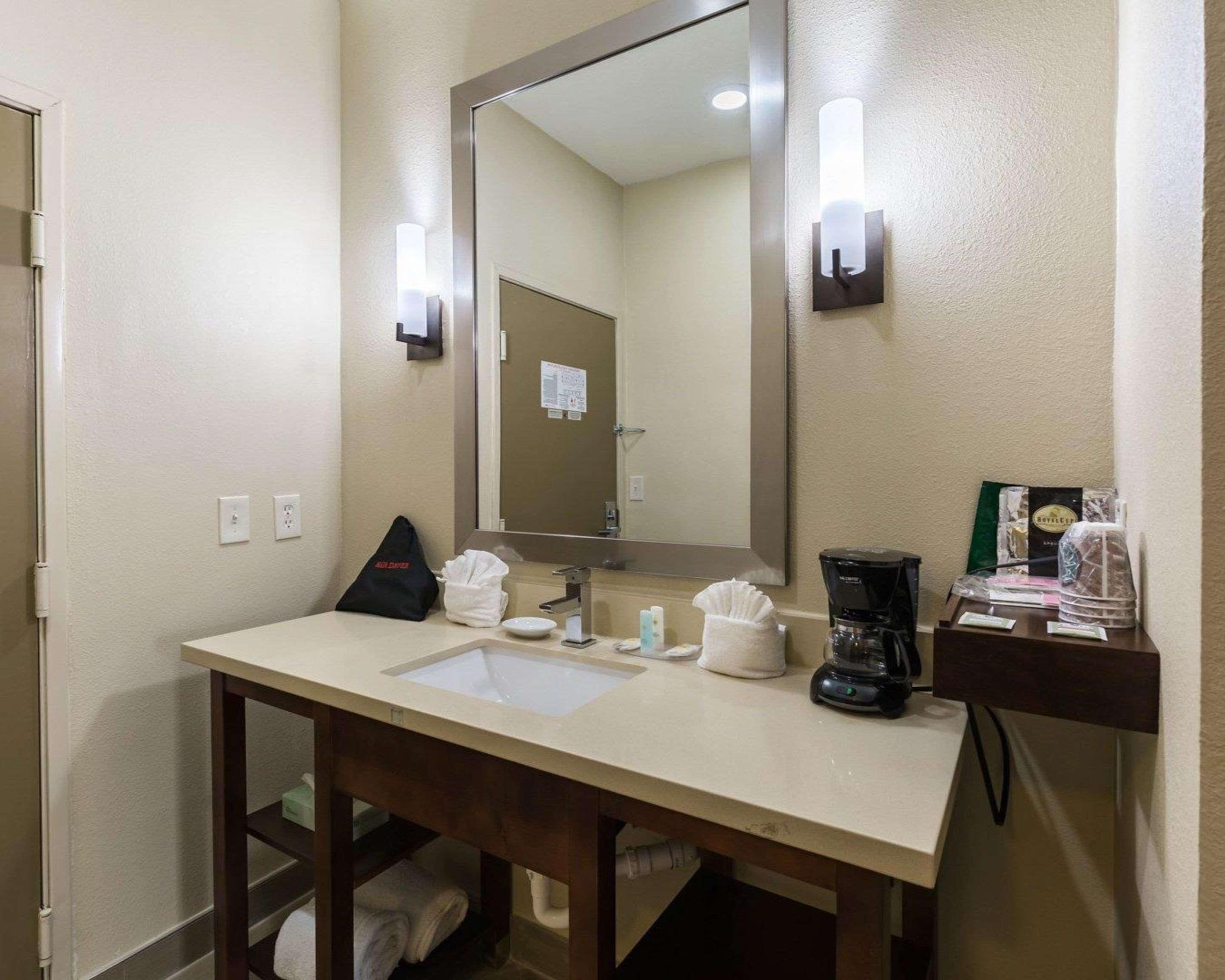Econo Lodge Inn & Suites East Houston I-10 Экстерьер фото
