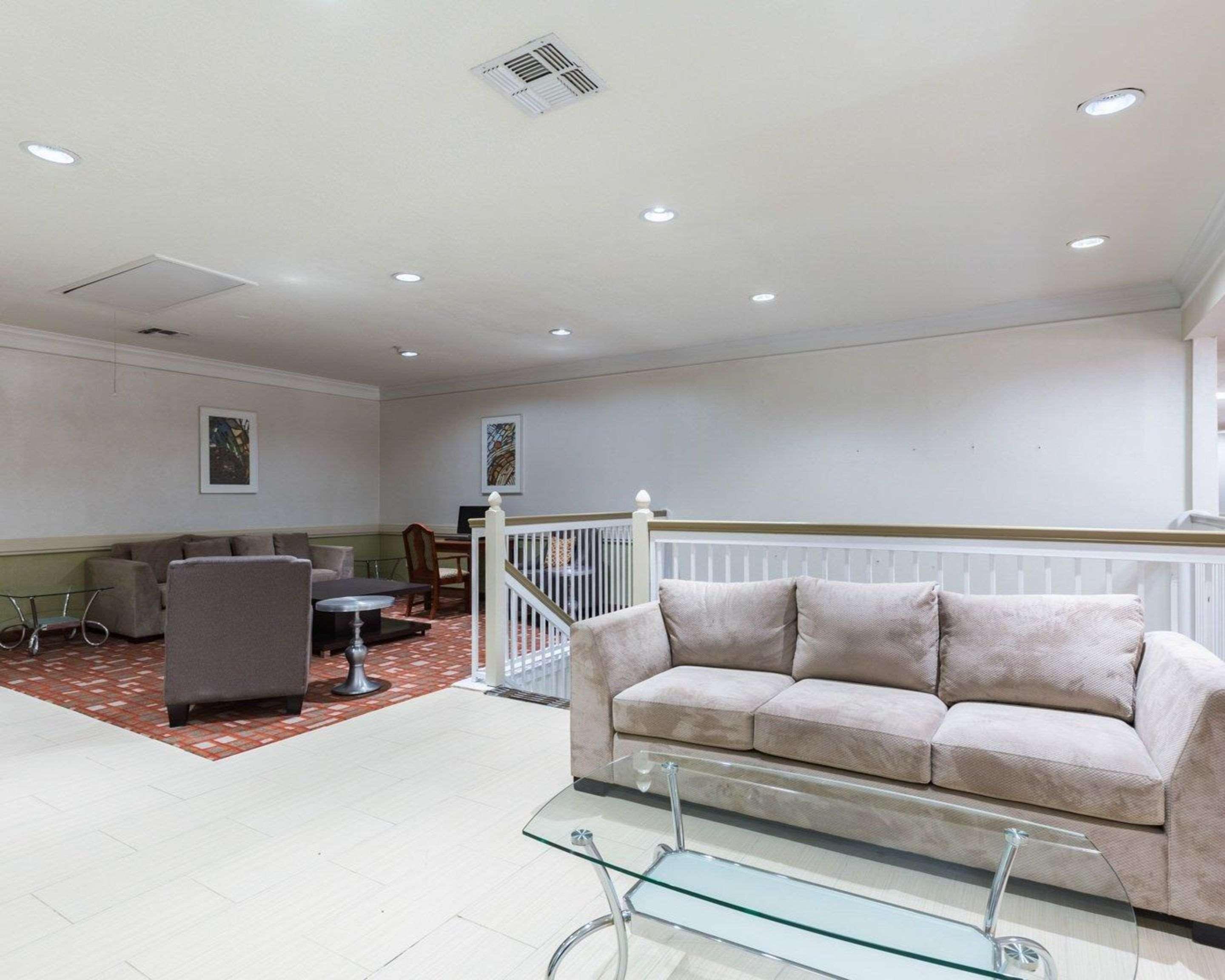 Econo Lodge Inn & Suites East Houston I-10 Экстерьер фото